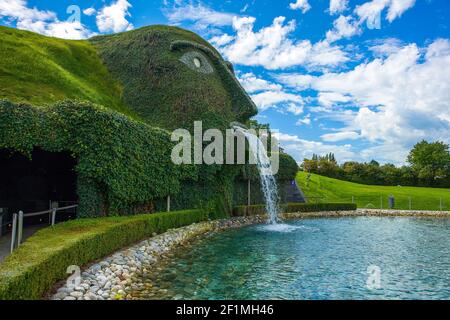 WATTENS, ÖSTERREICH - 8. SEPTEMBER 2016: Brunnen mit riesigem Kopf, der Wasser in einen Teich bei Swarovski Kristallwelten in Wattens spuckt Stockfoto