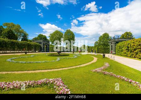 Wien, Österreich - 8. Mai 2016: Schöner Garten im Schloss Schönbrunn, Wien, Österreich, 14. Oktober 2016 Stockfoto