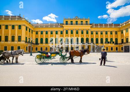 Wien, Österreich - 14. Oktober 2016: Ehemalige kaiserliche Sommerresidenz Schloss Schönbrunn, Wien, Österreich, 14. Oktober 2016 Stockfoto