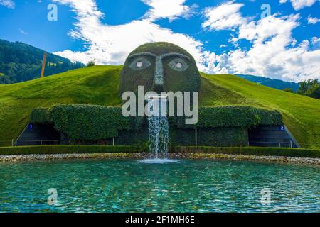 WATTENS, ÖSTERREICH - 8. SEPTEMBER 2016: Brunnen mit riesigem Kopf, der Wasser in einen Teich bei Swarovski Kristallwelten in Wattens spuckt Stockfoto