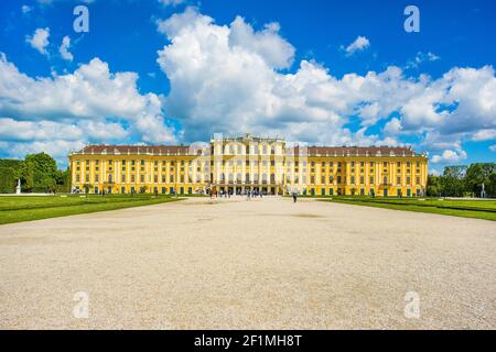 Wien, Österreich - 14. Oktober 2016: Ehemalige kaiserliche Sommerresidenz Schloss Schönbrunn, Wien, Österreich, 14. Oktober 2016 Stockfoto