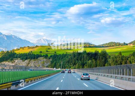 Deutschland - 18. Oktober 2016: Blick des Fahrers auf Autos auf der deutschen Autobahn in den bayerischen Alpen, 18. Oktober 2016 Stockfoto