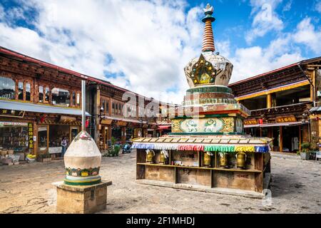 Shangrila China , 8. Oktober 2020 : Stupa und alte tibetische Häuser Straßenansicht in Dukezong Altstadt in Shangri-La Yunnan China Stockfoto