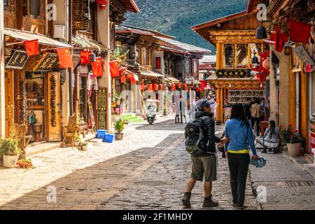 Shangrila China , 8. Oktober 2020 : Dukezong Altstadt malerische Aussicht mit alten Holzhäusern Geschäfte und Touristen in Shangri-La Yunnan China Stockfoto