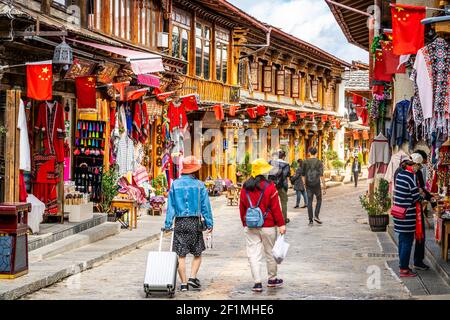 Shangrila China , 8. Oktober 2020 : Dukezong Altstadt malerische Aussicht mit alten Holzhäusern Geschäfte und Touristen in Shangri-La Yunnan China Stockfoto