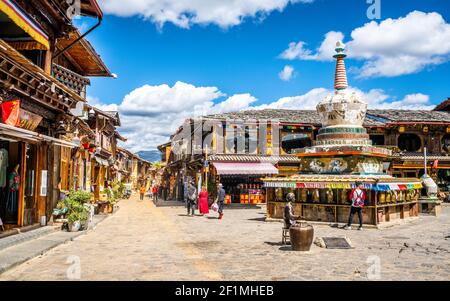 Shangrila China , 8. Oktober 2020 : Dukezong Altstadt Straßenansicht mit tibetischen Stupa und blauen Himmel in Shangri-La Yunnan China Stockfoto