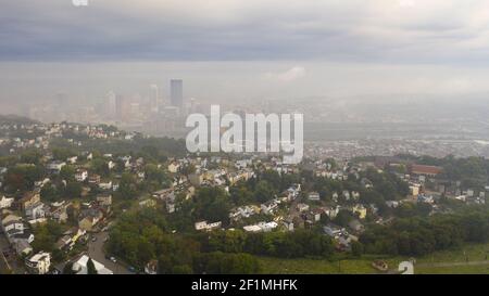 Luftaufnahme Foggy Sky über Downtown Pittsburgh Pennsylvania USA Stockfoto