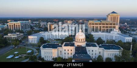 Die Dexter Avenue führt zum klassischen Statehouse in der Innenstadt von Montgomery Alabama Stockfoto