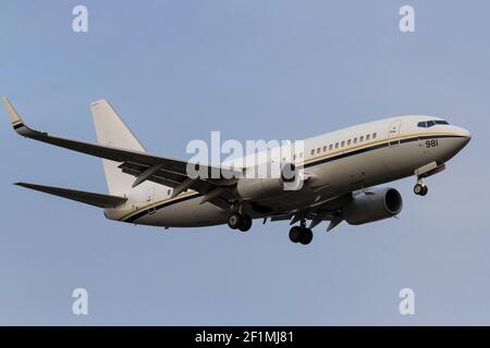 Ein militärisches Transportflugzeug der US Navy Boeing C40A Clipper, das in der Nähe der Naval Air-Anlage des Atsugi Airbase Kanagawa, Japan, fliegt. Stockfoto