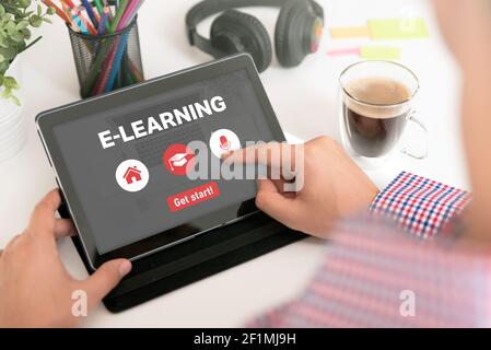 Mann mit E-Learning-Anwendung auf Tablet. Videokonferenz mit Lehrer, Online-Webinar-Konzept Stockfoto