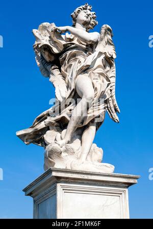 Rom, Italien - 13. Juli 2019: Statue des Engels mit dem Aufschrift in der Aelischen Brücke - Ponte Sant'Angelo über dem Tiber Stockfoto