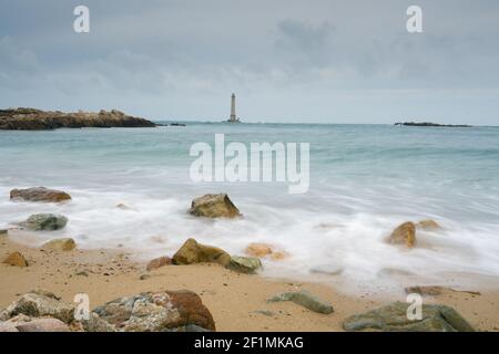 Blick auf den Leuchtturm von Phare de Goury im Norden Küste der Normandie in Frankreich Stockfoto