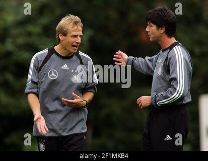 Frankfurt, Deutschland. 16th Aug, 2004. firo Fußball, Fuvuball 16.08.2004 Vorbereitung auf das Freundschaftsspiel Deutschland vñsterreich Laenderspiel, Lv§Nderspiel Bundestrainer Jvºrgen Klinsmann im Gespräch mit Co-Trainer Joachim Lv? w, Halbfigur, Testspiel, Freundschaftsspiel, Nationalmannschaft, Nationalspieler, Copyright firo sportFoto: Pfefferackerstr. 2A 45894 Gelsenkirchen www.firosportphoto.de mail@firosportphoto.de (Volksbank Bochum-Witten) BLZ .: 430 601 29 Kt. Nr .: 341 117 100 Tel: 0209 - 9304402 Fax: 0209 - 9304443 Quelle: dpa/Alamy Live News Stockfoto