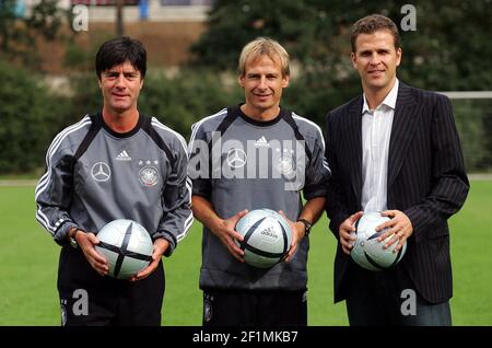 Frankfurt, Deutschland. 16th Aug, 2004. firo Fußball, Fuvuball 16.08.2004 Vorbereitung auf das Freundschaftsspiel Deutschland vñsterreich Laenderspiel, Lv§Nderspiel Co-Trainer Joachim Lv? w, Bundestrainer Jvºrgen Klinsmann und Teamchef .Oliver Bierhoff beim Fotoshooting Testspiel, Freundschaftsspiel, Nationalmannschaft, Nationalspieler, Copyright by firo sportFoto: Pfefferackerstr. 2A 45894 Gelsenkirchen www.firosportphoto.de mail@firosportphoto.de (Volksbank Bochum-Witten) BLZ .: 430 601 29 Kt. Nr .: 341 117 100 Tel: 0209 - 9304402 Fax: 0209 - 9304443 Quelle: dpa/Alamy Live News Stockfoto