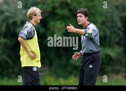 Frankfurt, Deutschland. 16th Aug, 2004. firo Fußball, Fuvuball 16.08.2004 Training der deutschen Nationalmannschaft in Frankfurt 2004/2005 Joachim Lv? w loew Co-Coach im Gespräch mit Bundestrainer Jvºrgen Klinsmann Copyright by firo sportFoto: Pfefferackerstr. 2A 45894 Gelsenkirchen www.firosportphoto.de mail@firosportphoto.de (Volksbank Bochum-Witten) BLZ .: 430 601 29 Kt. Nr .: 341 117 100 Tel: 0209 - 9304402 Fax: 0209 - 9304443 Quelle: dpa/Alamy Live News Stockfoto