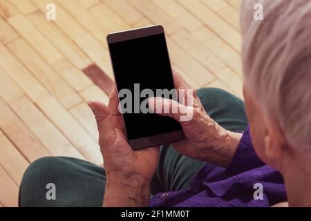 Sehr alte Frau mit Handy. Nahaufnahme. Draufsicht. Stockfoto