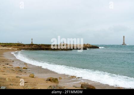 Blick auf den Leuchtturm von Phare de Goury im Norden Küste der Normandie in Frankreich Stockfoto