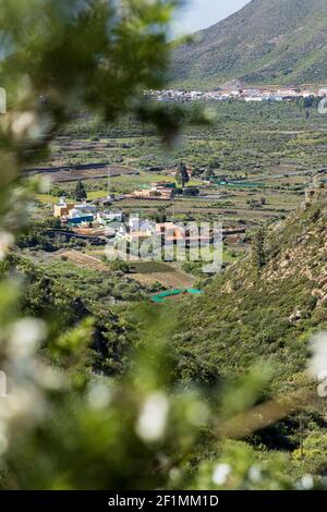 Blick auf Valle Arriba und Santiago del Teide im Tal unterhalb von San Jose de Los Llanos, Teneriffa, Kanarische Inseln, Spanien Stockfoto