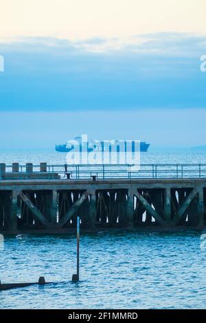 Als Dawn bricht das Containerschiff MSC Roma in die Themse ein Auf dem Weg zum London Gateway Tiefwasserhafen, der aus Antwerpen kommt Stockfoto