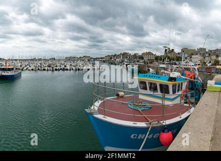 Fischerboote und Jachthafen im Hafen von Saint Vaast la Hougue in der Normandie Stockfoto