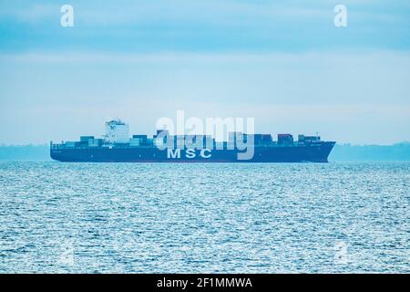 Als Dawn bricht das Containerschiff MSC Roma in die Themse ein Auf dem Weg zum London Gateway Tiefwasserhafen, der aus Antwerpen kommt Stockfoto