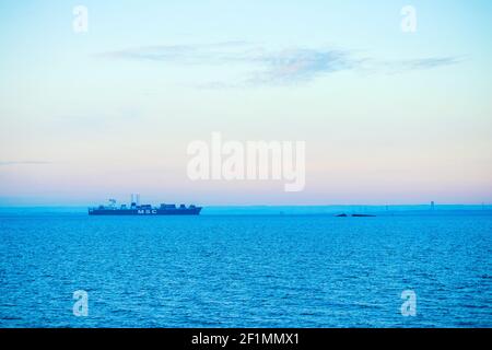 Als Dawn bricht das Containerschiff MSC Roma in die Themse ein Auf dem Weg zum London Gateway Tiefwasserhafen, der aus Antwerpen kommt Stockfoto