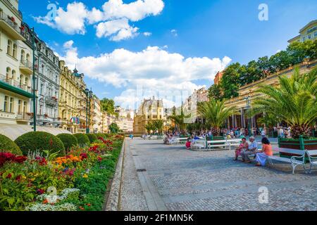 Karlovy Vary, Tschechische republik - 18. Juli 2016: Promenade Straße in Karlovy Vary, Tschechische republik, 18. Juli 2016 Stockfoto