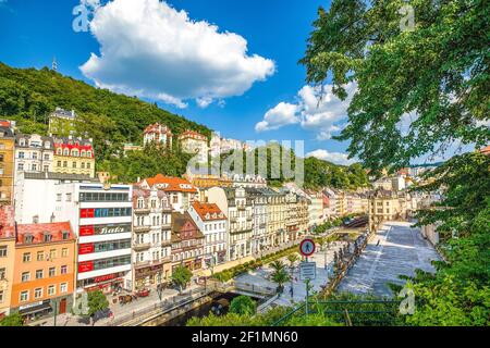 Karlovy Vary, Tschechische republik - 26. August 2016: Bunte Dachgebäude Blick und Promenade, Karlovy Vary, Tschechische republik, 26. August 2016 Stockfoto