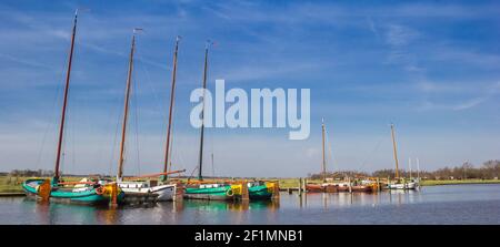 Panorama der traditionellen friesischen Holzsegelschiffe in Sloten, Niederlande Stockfoto