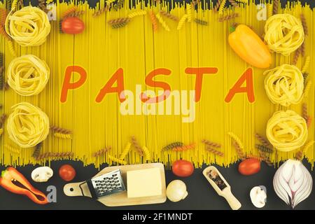 Das Wort Pasta auf einem Pasta-Hintergrund. Pasta Wort auf dem Tisch Zusammensetzung mit Zutaten geschrieben Stockfoto