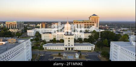 Die Dexter Avenue führt zum klassischen Statehouse in der Innenstadt von Montgomery Alabama Stockfoto