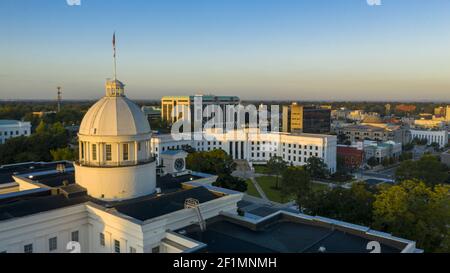 Die Dexter Avenue führt zum klassischen Statehouse in der Innenstadt von Montgomery Alabama Stockfoto