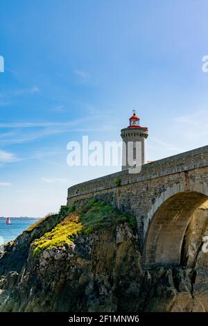 Vertikale Ansicht des Leuchtturms Petit Minou auf der Bretagne Küste Stockfoto