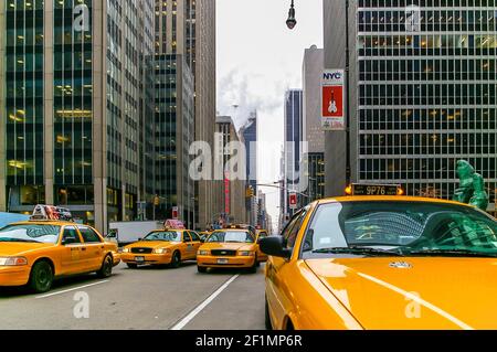 Emblematische gelbe Taxis auf der 6th Avenue von New York nach Manhattan, USA Stockfoto
