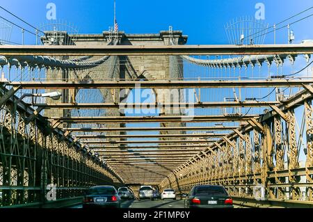 Verkehr auf der Brooklyn Bridge in New York, USA Stockfoto
