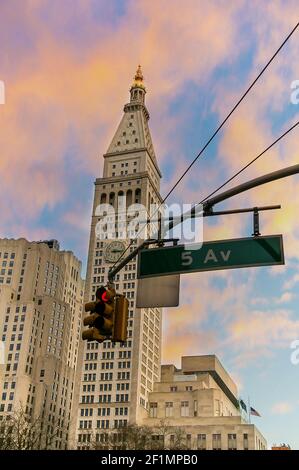 Gebäude und Beschilderung im Madison Square Park in Manhattan, New York, USA Stockfoto