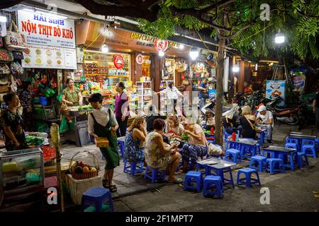 Das Nachtleben im Stadtzentrum von Hanoi in Vietnam Stockfoto