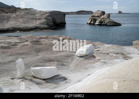 The Wave Sculpted Rocks of the Beach am Sarakiniko Beach auf der Insel Milos, Griechenland Stockfoto