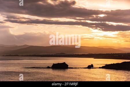 Wunderschöner Sonnenuntergang, Akamas, Zypern. Touristenort mit Sandstränden und warmem Meer. Stockfoto