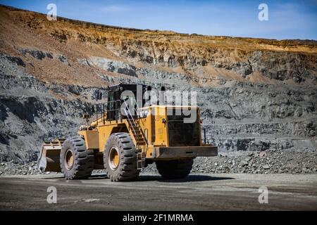 Khromtau/Kasachstan Mai 06 2012: Kupfererz im Tagebau (Steinbruch). Gelbe Raupenmaschine (Bulldozer). Stockfoto