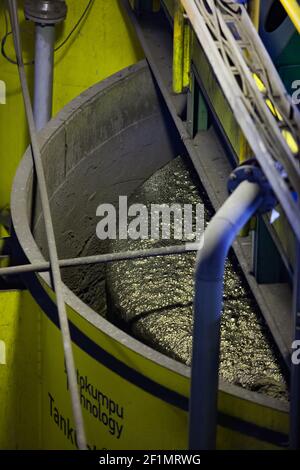 Khromtau/Kasachstan - Mai 06 2012: Kupferkonzentrationsanlage. Erz-Flotationsbad. Ausstattung von Outokumpu Technology. Stockfoto