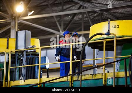 Khromtau/Kasachstan - Mai 06 2012: Kupfererzkonzentrationsanlage. Wartungspersonal an Geräten. Stockfoto