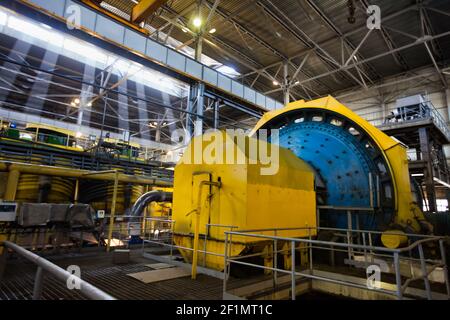 Khromtau/Kasachstan - Mai 06 2012: Kupfererzkonzentrationsanlage im Inneren. Fabrik Kugelmühle und gelbe Tanks auf dem Hintergrund. Stockfoto