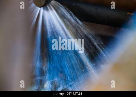 Unscharfer Fotohintergrund. Waschen von Golderz auf konzentrierende Pflanze. Bewegung verschwommene Wasserstrahlen. Khromtau, Mechel, Kasachstan. Stockfoto