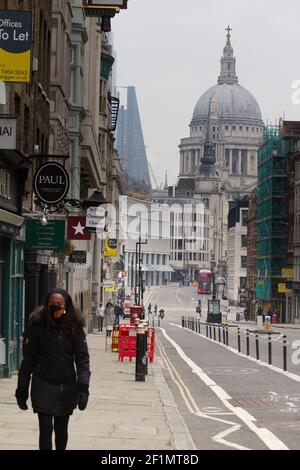 Leere und ruhige Fleet Street mit St. Pauls Cathedral im Hintergrund, London UK, während des Coronavirus, covid-19, Lockdown in England, Großbritannien, mit geschlossenen Büros und Geschäften und Fußgängern mit PSA-Masken Stockfoto