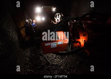 Khromtau, Region Aktobe, Kasachstan - Mai 06 2012: Goldmine unterirdische Galerie. Erzbergbau Maschine und Ingenieure. Stockfoto