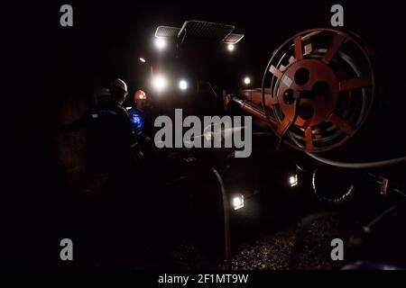 Khromtau, Region Aktobe, Kasachstan - Mai 06 2012: Goldmine unterirdische Galerie. Erzbergbau Maschine und Ingenieure. Stockfoto