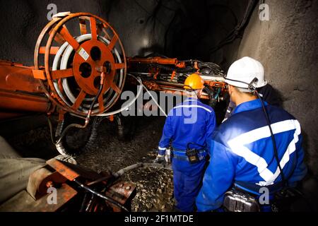 Khromtau, Region Aktobe, Kasachstan - Mai 06 2012: Goldmine unterirdische Galerie. Erzbergbau Maschine und Ingenieure. Stockfoto