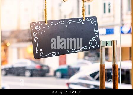 Ein schwarzes Tablett hängt an der Tür Stockfoto