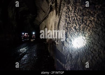 Khromtau, Region Aktobe, Kasachstan - Mai 06 2012: Goldmine. Bergleute in der unterirdischen Galerie. Stockfoto